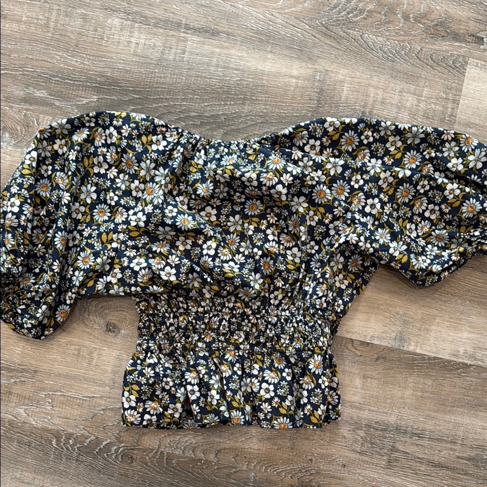Old Navy Floral Smocked Women's Top sz xs - Picture 6 of 6